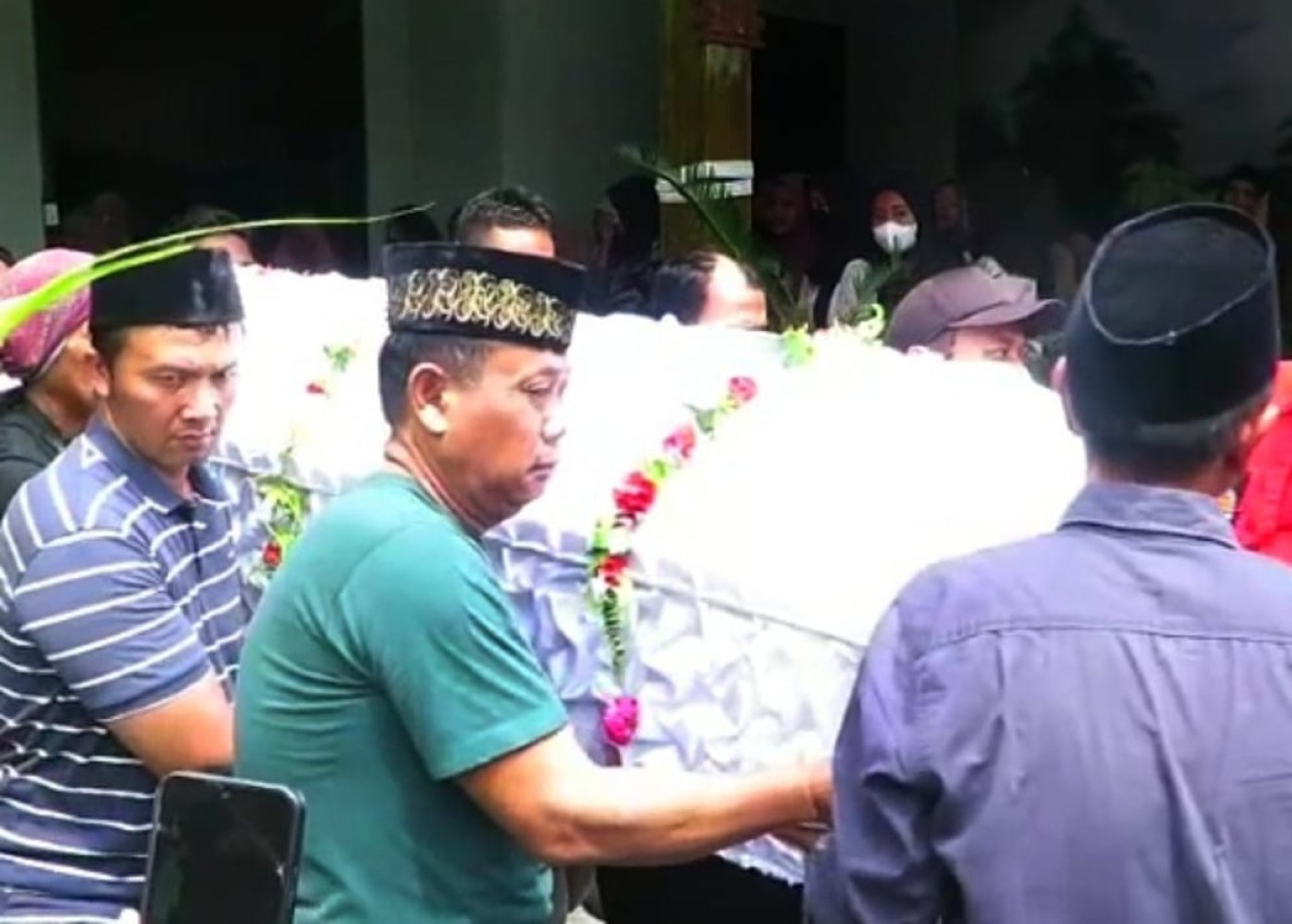 Siswa SMAN 1 Sidoarjo, korban kecelakaan bus di tol Ngawi, dimakamkan. (Foto: Ahaddiini HM/Jatimnow.com)