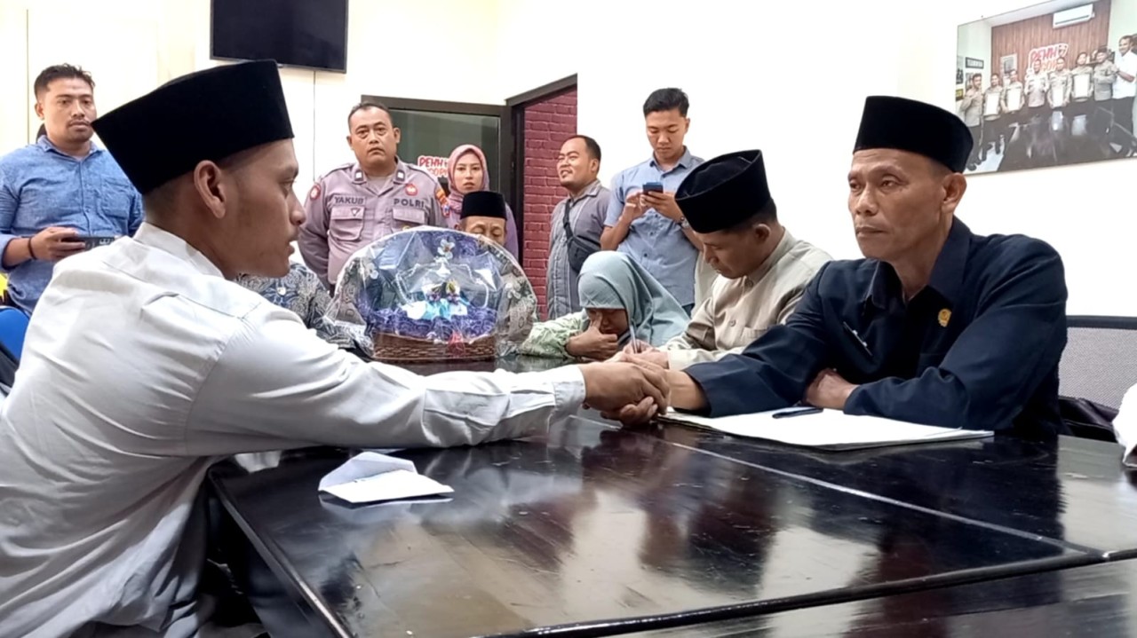 Prosesi akad nikah seorang tahanan Y di Polres Trenggalek. (Foto: Polres Trenggalek)