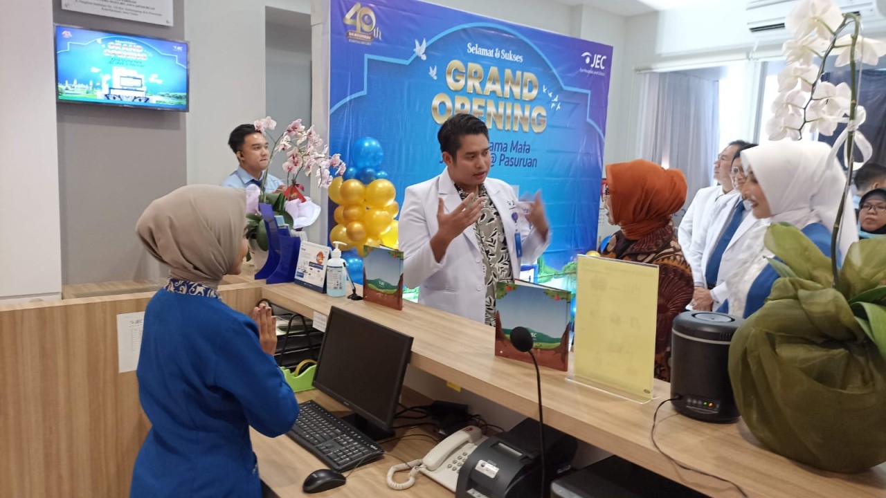 Istri Wali Kota Pasuruan Dra. Hj. Fatma Saifullah Yusuf saat berkeliling dalam rangkaian Grand Opening klinik Utama Mata JEC JAVA (Foto: Dini for jatimnow.com)