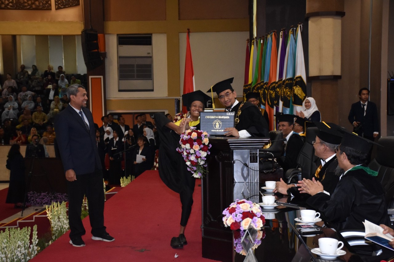 Wisudawan Universitas Brawijaya Malang Ini Salami Rektor Menggunakan Kaki