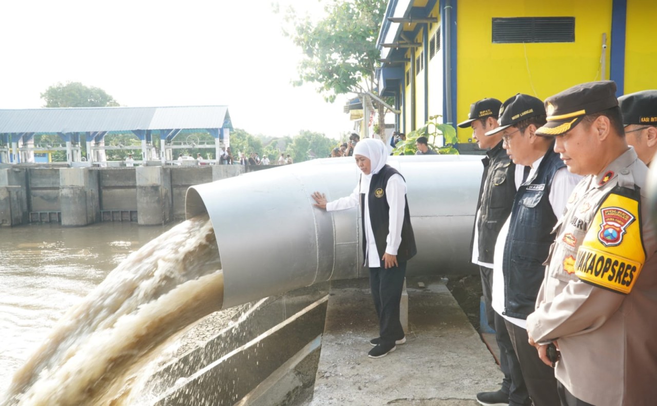 Gubernur Khofifah saat meninjau pompa air berkapasitas 10.000 liter/detik di sela-sela peresmian rumah pompa dan Pintu Air Kuro di Lamongan. (Foto: Adyad Ammy Iffansah/jatimnow.com)