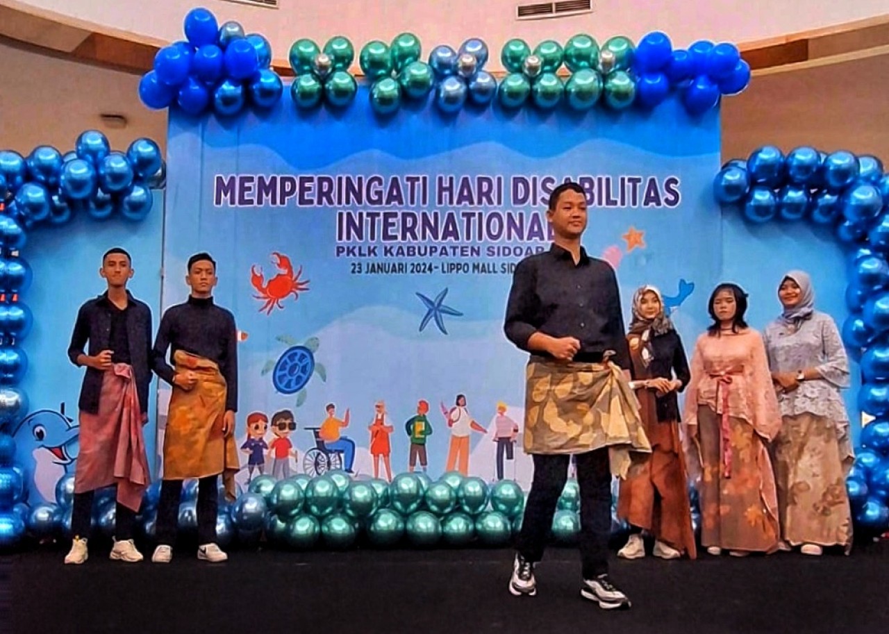 Siswa-siswi SLB B Tunarungu Dharma Wanita saat unjuk kebolehan fashion show menggunakan kain batik ecopint saat Peringatan Hari Disabilitas Internasional. (Foto: Ahaddiini HM/jatimnow.com)