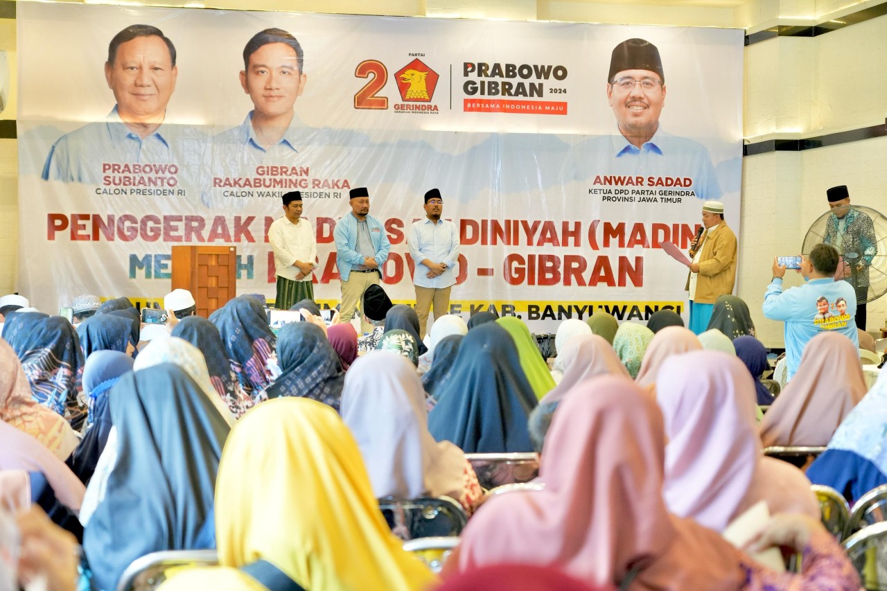 Saat Gus Sadad menyimak deklarasi dukungan 1000 guru madrasah di Banyuwangi (Foto: Fad for jatimnow.com)