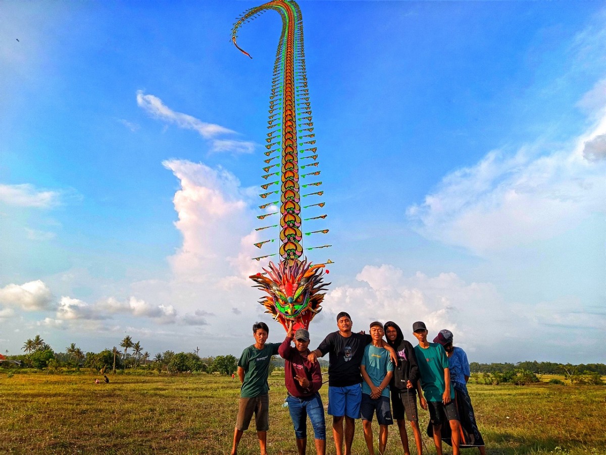 MR Master dengan layang-layang naga yang dibuatnya. (Foto: Ahaddiini HM/jatimnow.com).