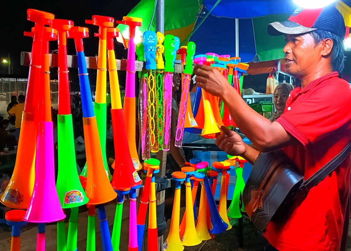 Siman, penjual terompet di Jember. (Foto: Ahaddiini HM/jatimnow.com)