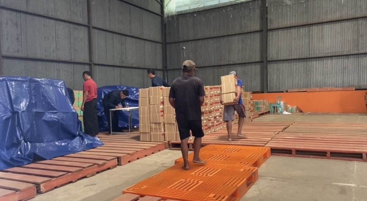 Proses pemindahan surat suara ke gudang KPU Ponorogo. (Foto: Ahmad FAuzani/jatimnow.com)