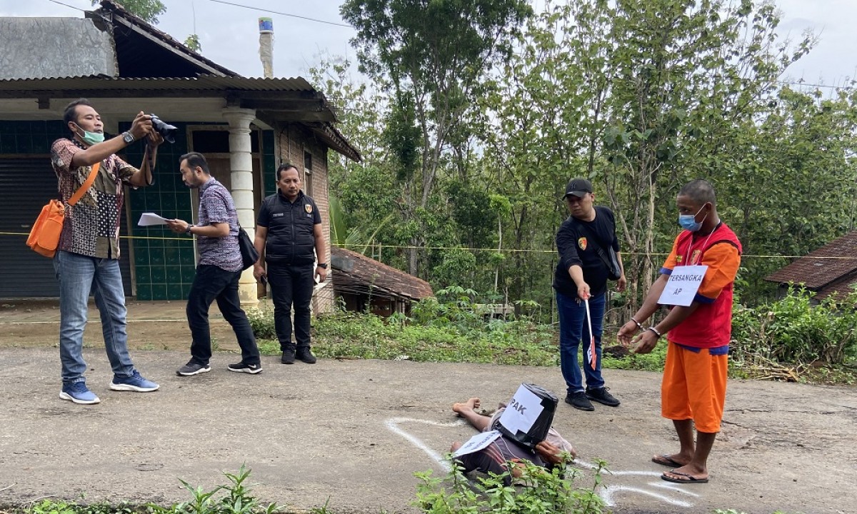 Rekonstruksi Pembunuhan Kakek di Ponorogo, Tersangka Sempat Pamit Orang Tua