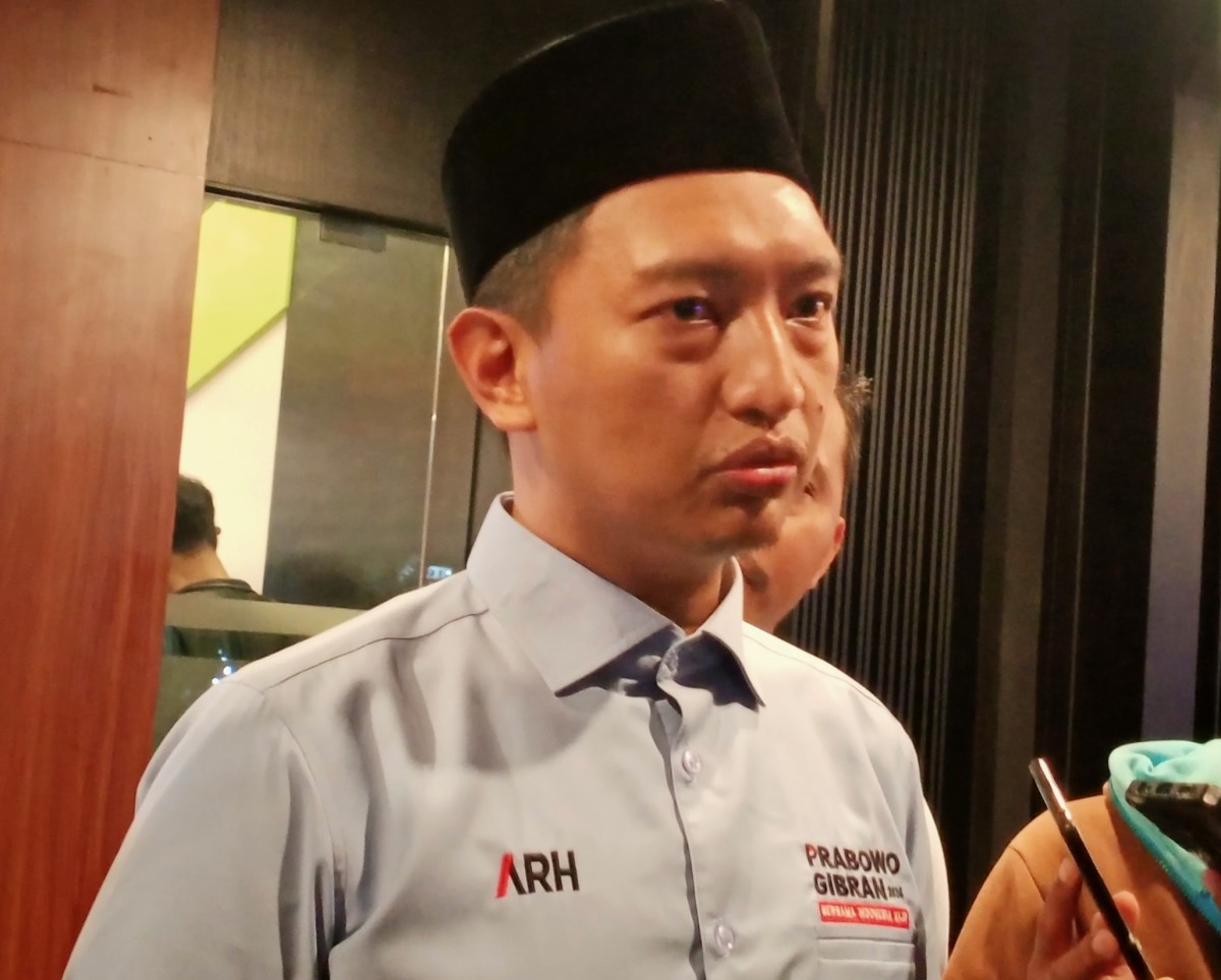 Komandan TKN Fanta Prabowo-Gibran, Arief Rosyid Hasan usai acara Kopdar Pemilihmuda.id Malang Raya Menjemput Suara Anak Muda di salah satu kafe di Kota Malang pada Rabu (3/1/2024), malam. (Foto: Gerhana/jatimnow.com)