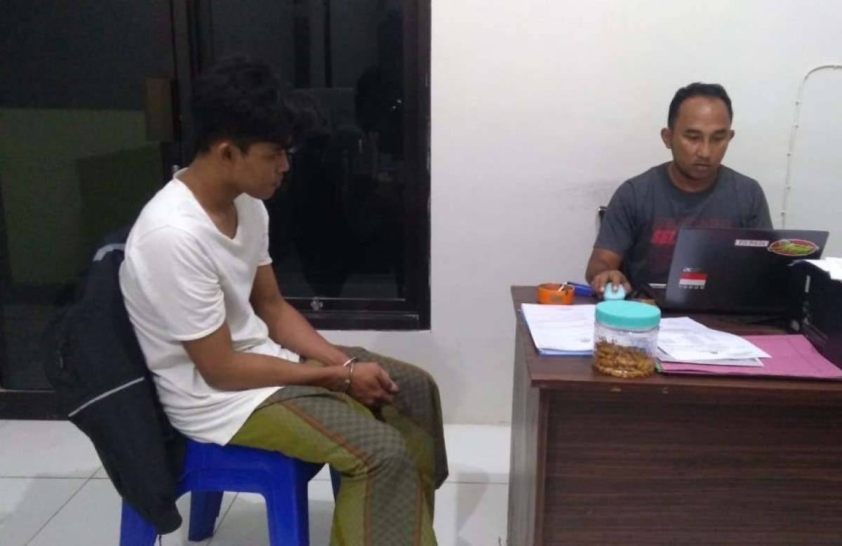 Pelaku pencabulan anak setelah diamankan polisi. (Foto: Fathor Rahman/jatimnow.com)