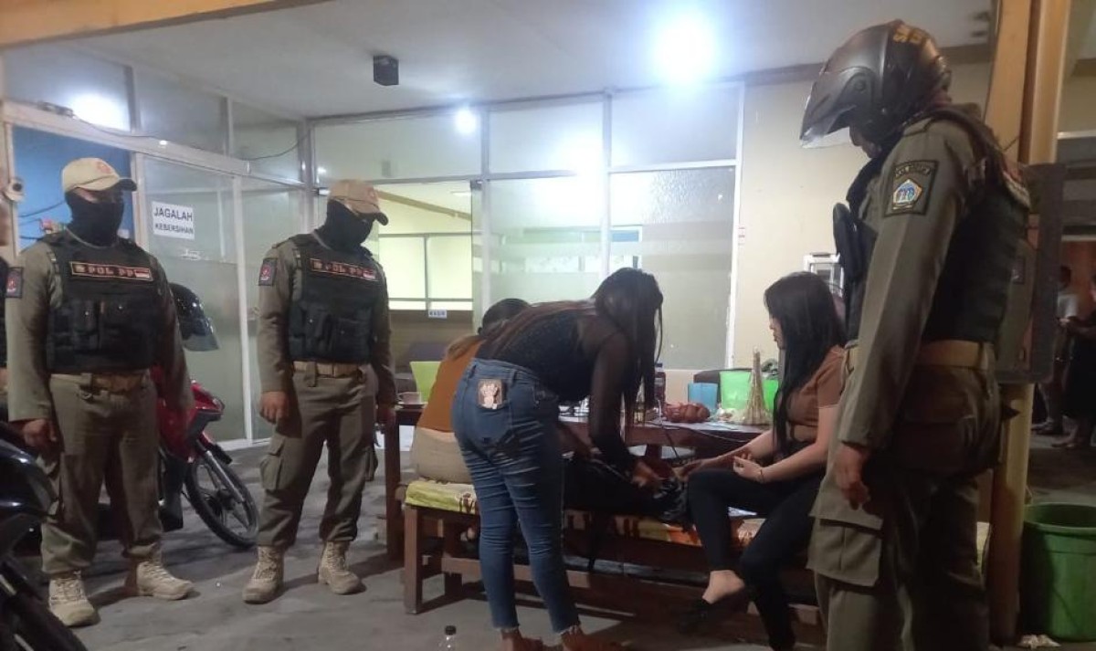 Satpol PP Gresik Sisir Warung Karaoke, Hanya Amankan 10 KTP?