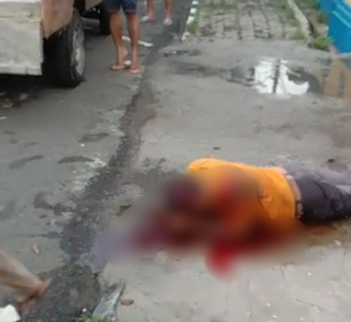 Hery Priyanto bersimbah darah tergeletak di tepi jalan depan sekolahnya. (Foto: tangkapan layar)