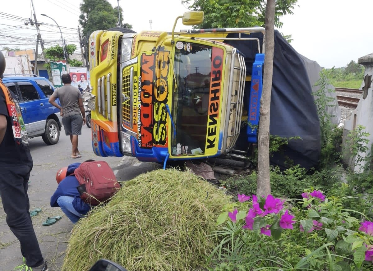 Kondisi truk yang terguling usai terlibat laka lantas (Foto: Misbahul Munir/jatimnow.com)