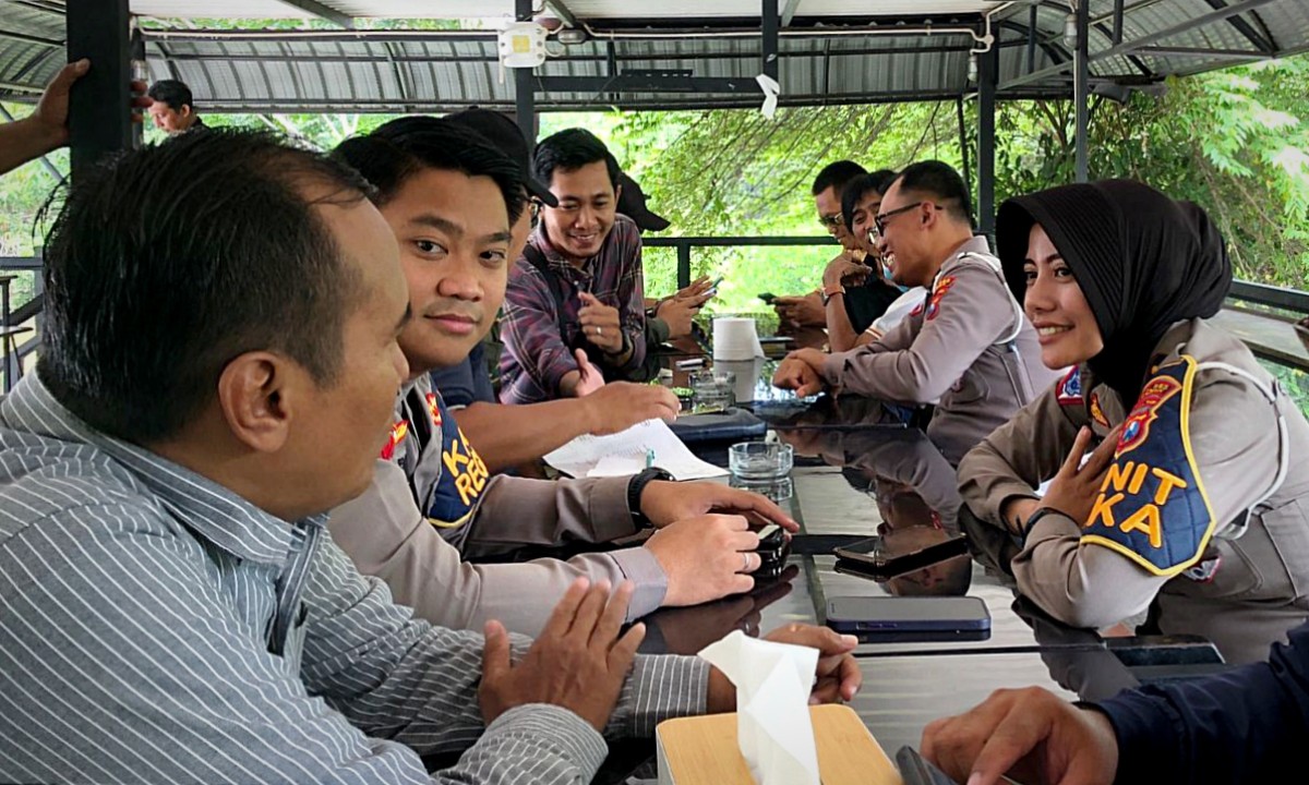 Suasana ngopi bareng Satlantas Gresik bersama awak media PWI Gresik (Foto: Dok. PWI Gresik for jatimnow.com)