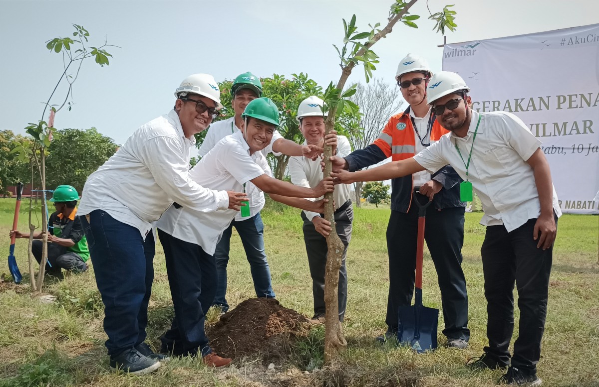 Wilmar dan PWI Gresik Tanam 1000 Tabebuya di Area Green Zone