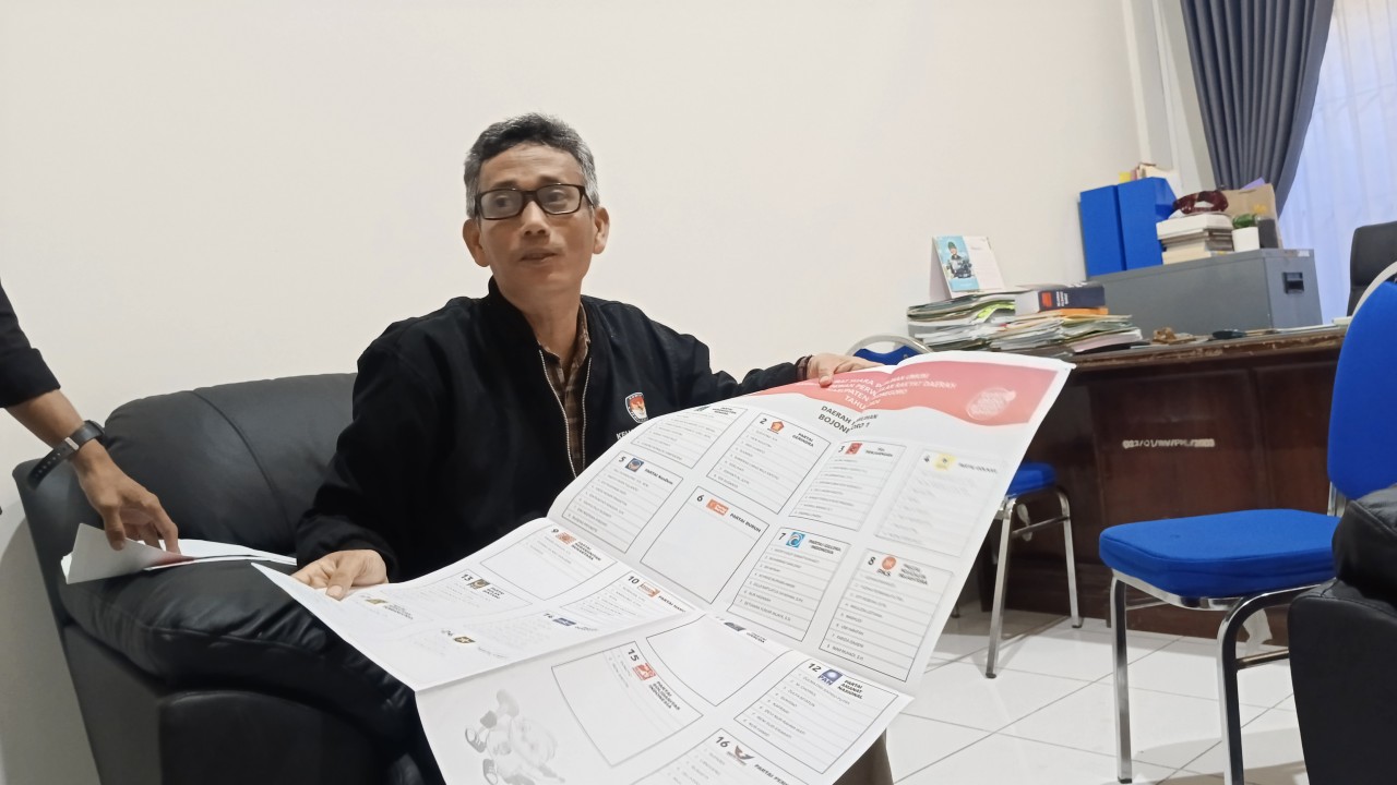 Ketua KPU Bojonegoro Fathur Rohman saat menunjukkan surat suara yang masuk kategori rusak atau tidak layak (Foto: Misbahul Munir/jatimnow.com)