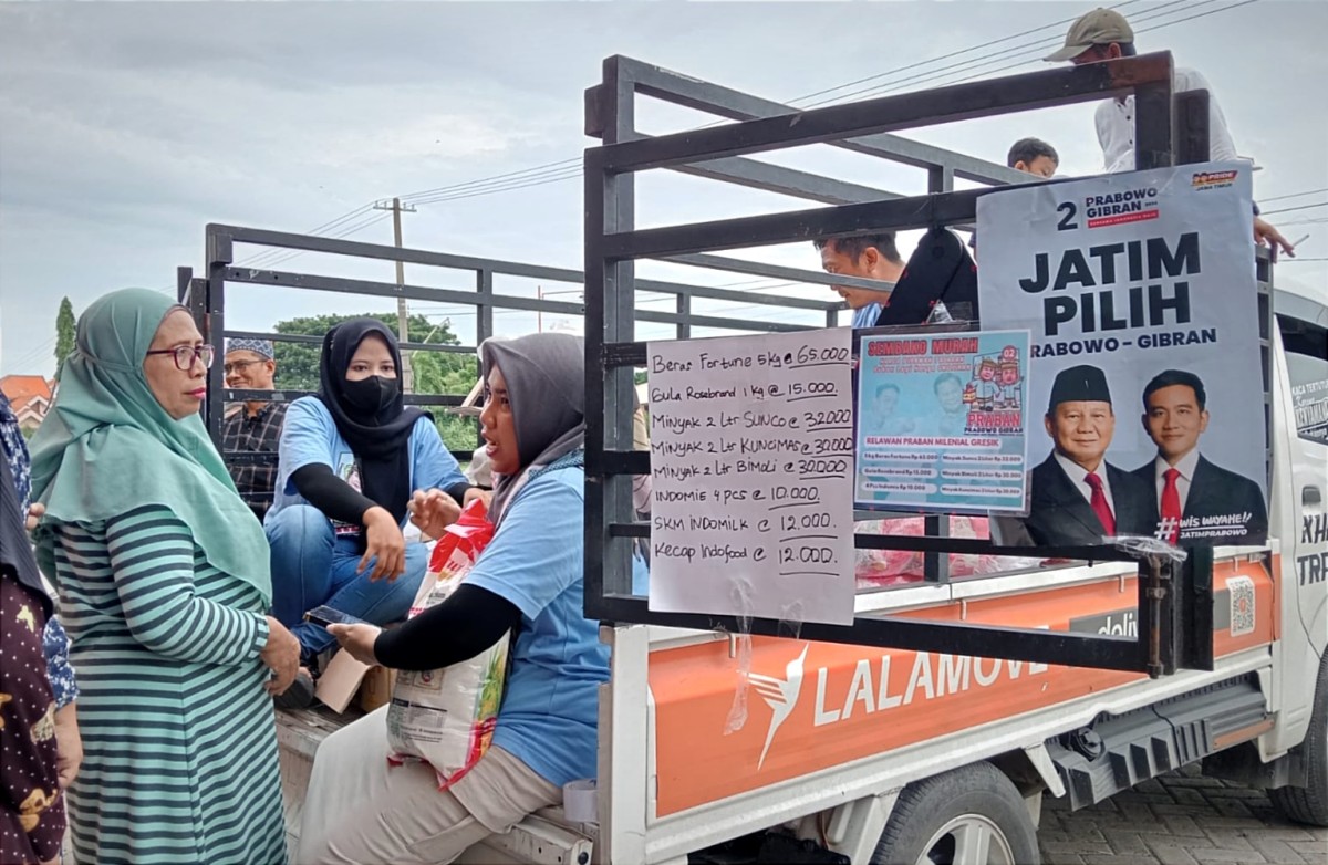 Relawan Praban Milenial Gresik saat berkampanye sambil gelar pasar murah. (Foto: Sahlul Fahmi/jatimnow.com)