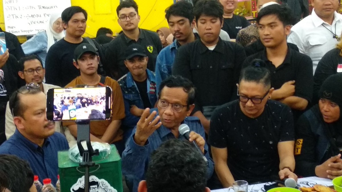 Mahfud MD saat bertemu dengan muda-mudi di salah satu warkop di Surabaya. (Foto: Haryo Agus/jatimnow.com)