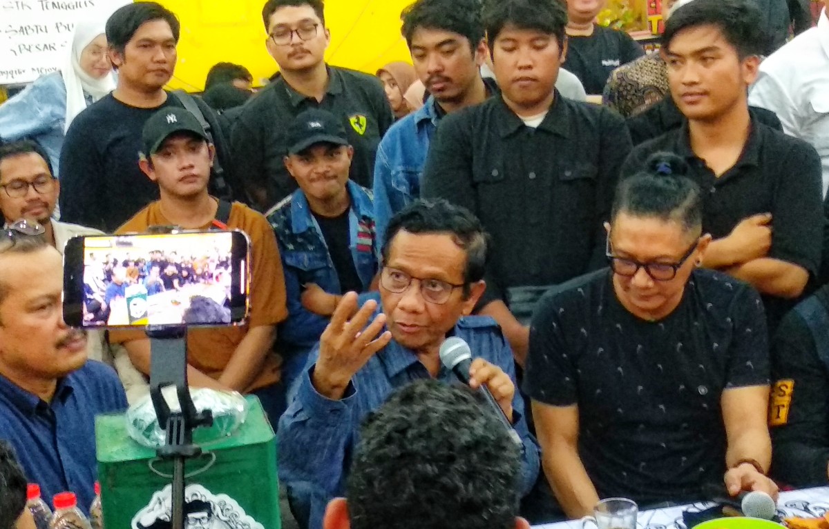 Mahfud MD saat bertemu para pemuda di warkop Surabaya. (Foto: Haryo Agus/jatimnow.com)