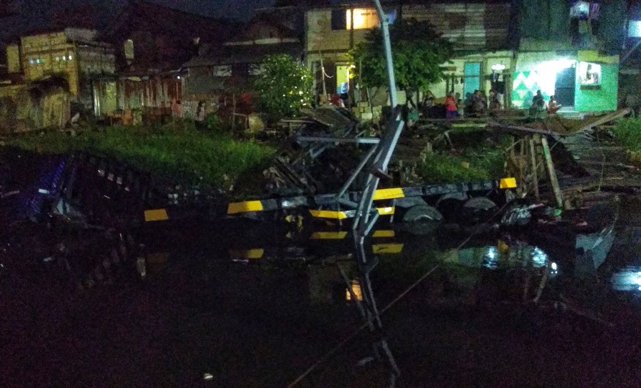 Bangkai truk yang terjun dari Tol Dupak ke sungai di Tambakasri, Surabaya. (Foto: Haryo Agus/jatimnow.com)