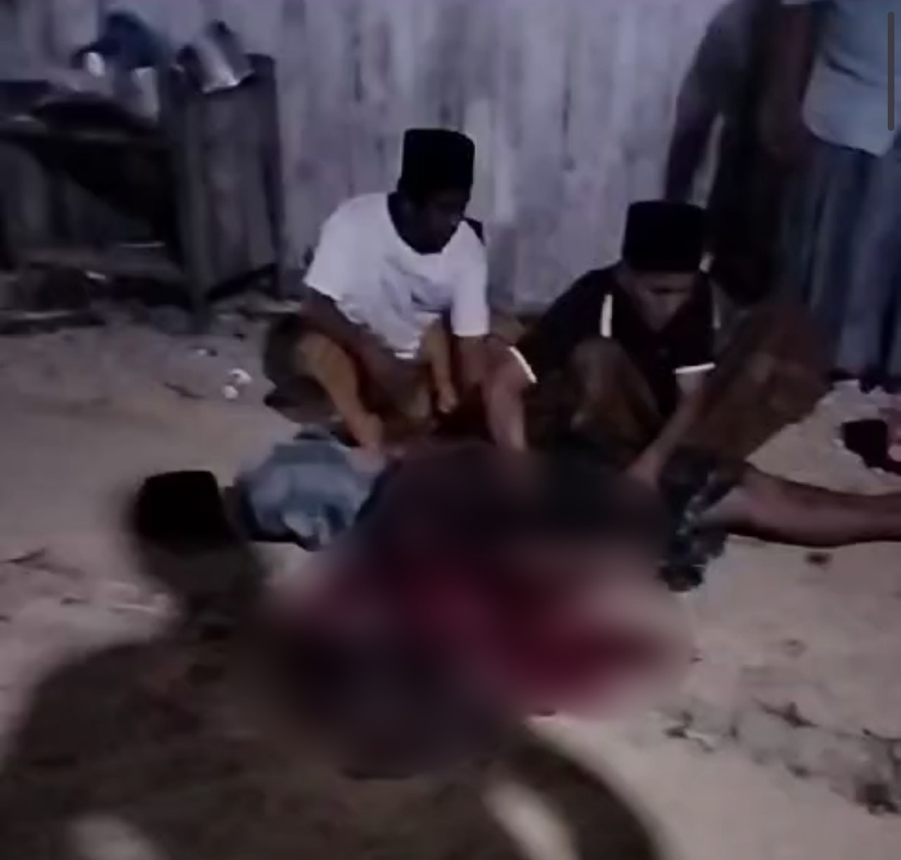 Korban carok massal di Bangkalan. (Foto: tangkapan layar video warga)