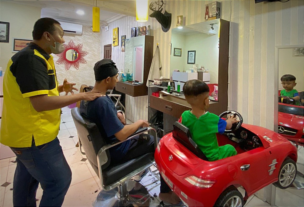 Dako's Barber Shop Gratiskan Potong Rambut bagi Anak Yatim di Gresik