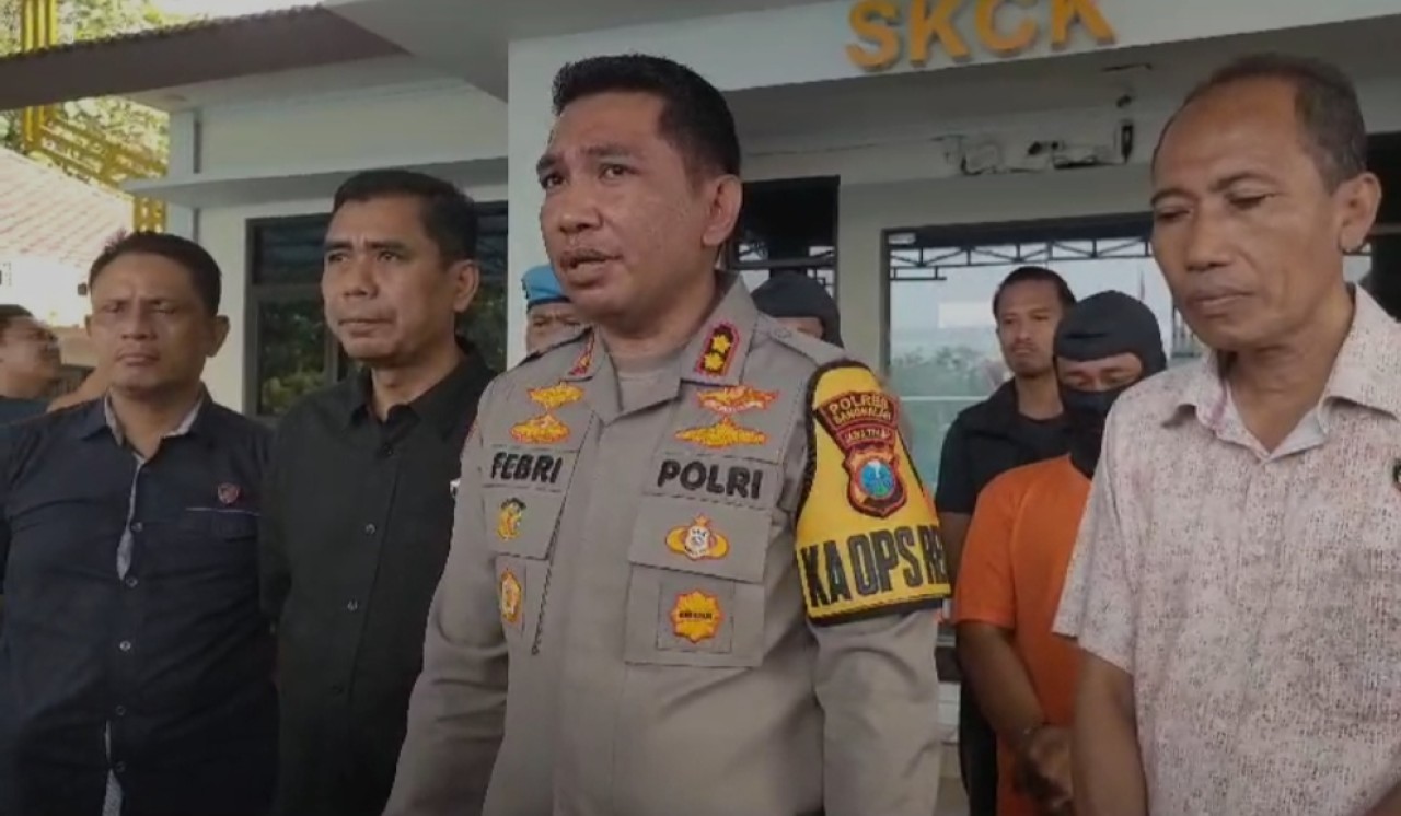 Polres Bangkalan menyampaikan penangkapan 2 pelaku carok. (Foto: Fathor Rahman/jatimnow.com)