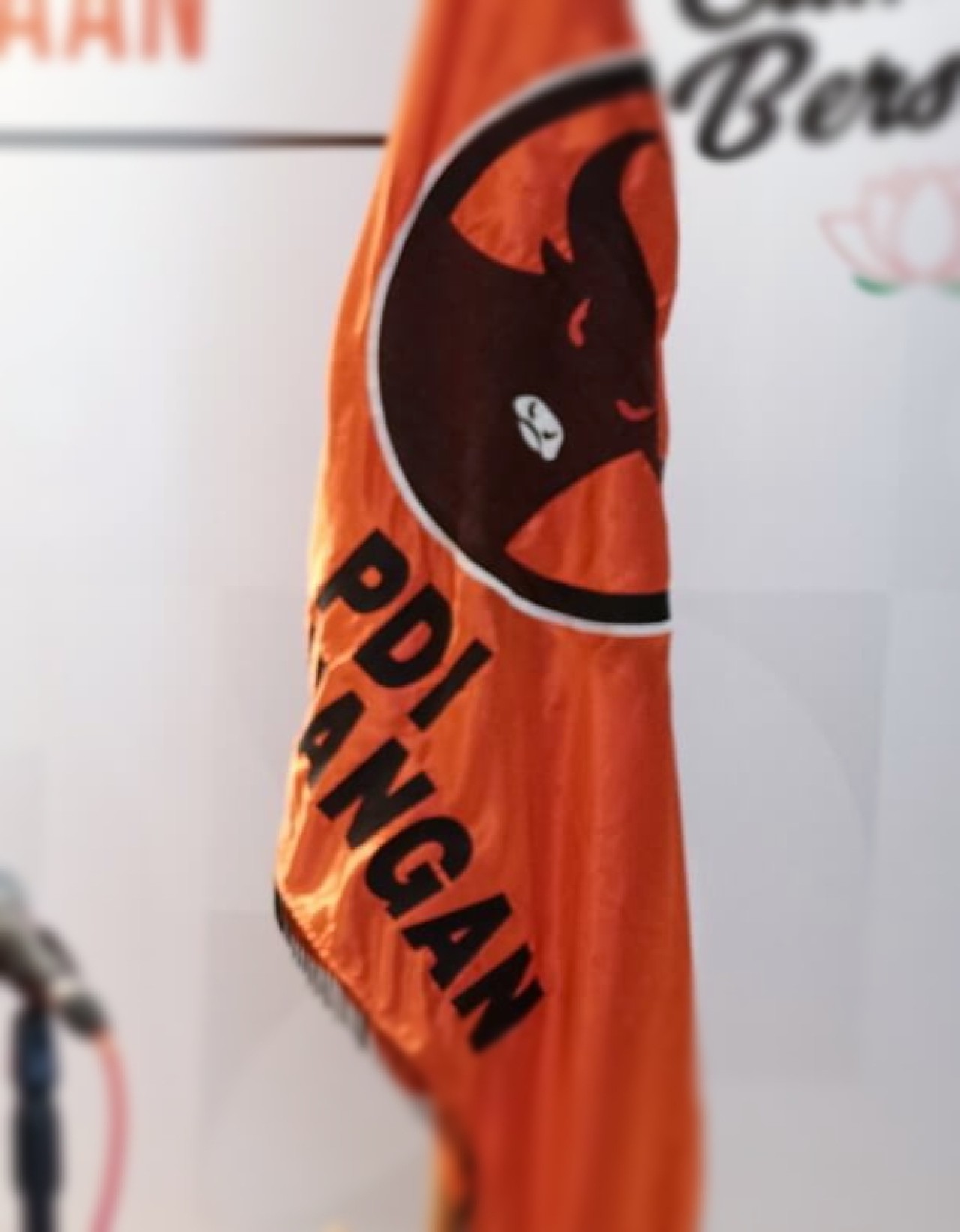 Warga Kota Malang Bakar Bendera PDIP hingga Dilaporkan Bawaslu ke Polisi