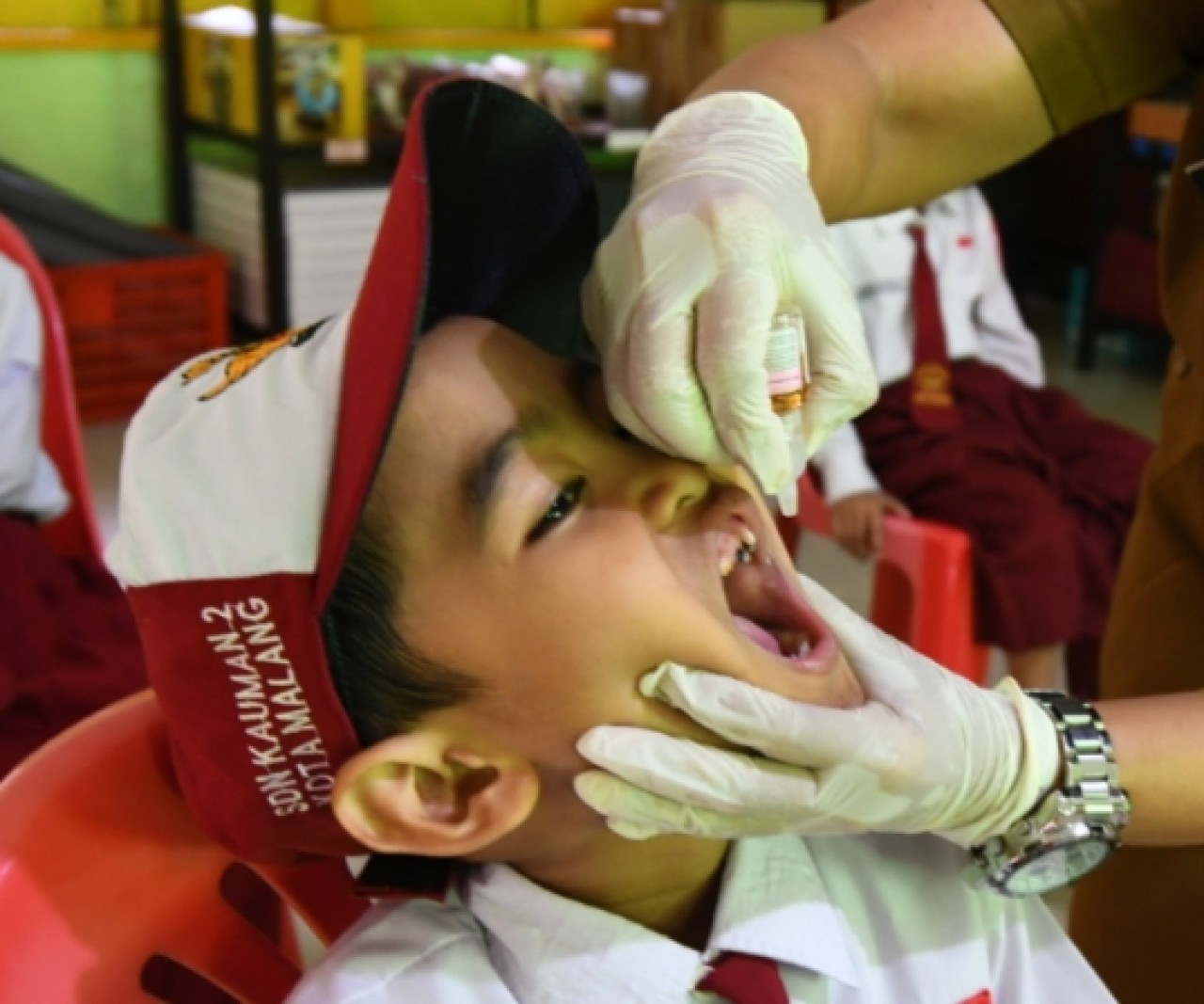 Kegiatan imunisasi tambahan polio atau Sub Pekan Imunisasi Nasional (PIN) Polio di SDN Kauman 2, Kota Malang pada Senin (15/1/2024). (Foto : Gerhana/jatimnow.com)