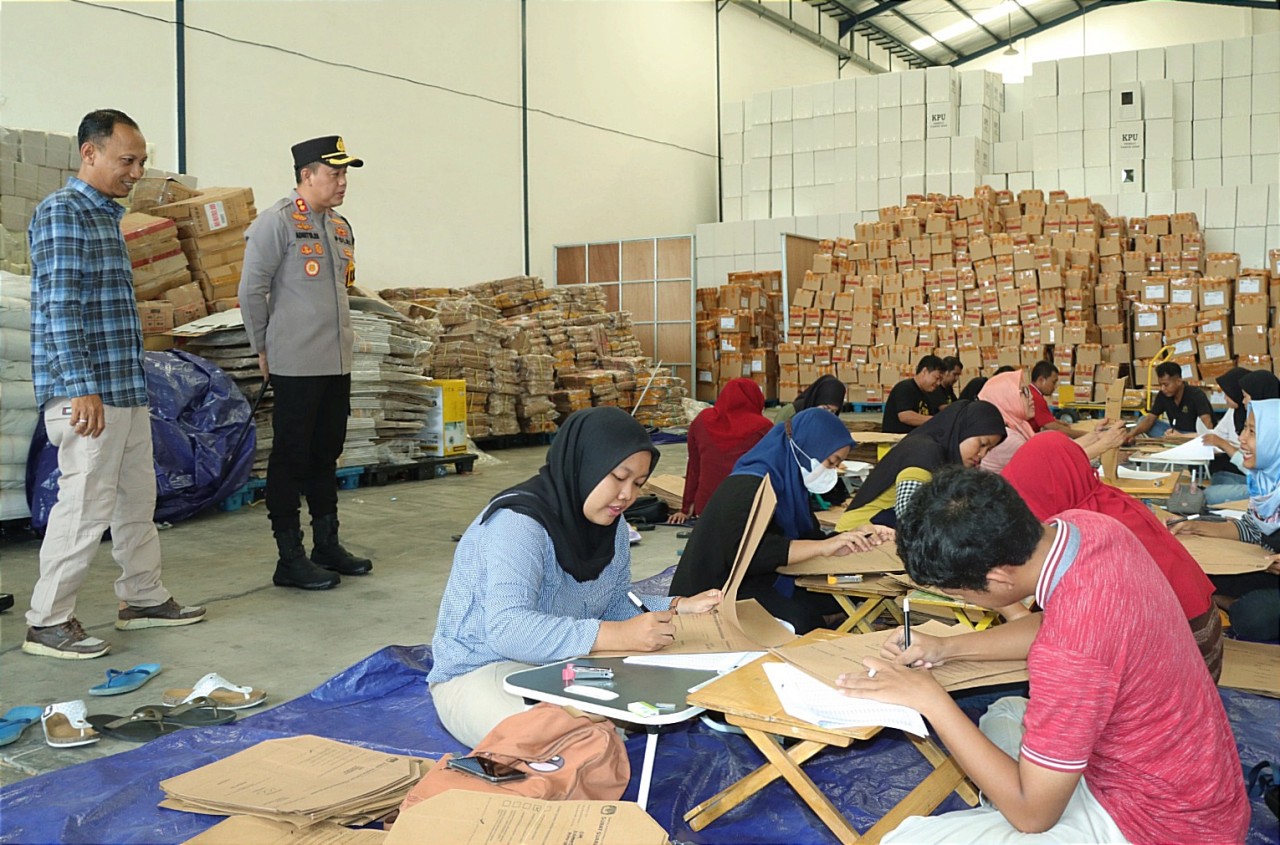 Kapolres Gresik AKBP Adhitya Panji Anom saat melakukan pengecekan keamanan di Kantor dan Gudang KPU Kabupaten Gresik (Foto: Humas Polres Gresik)