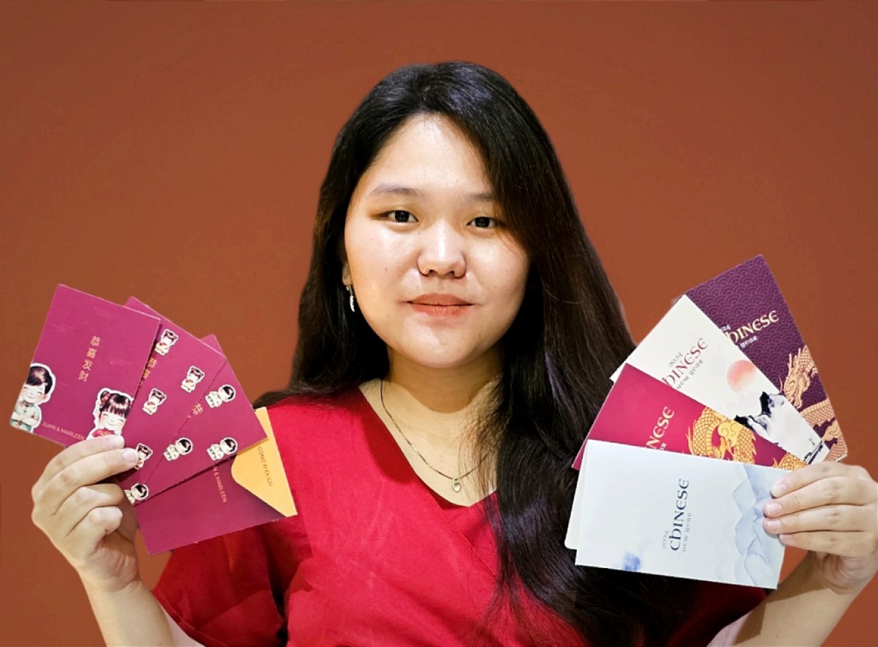 Vergiana Lestari sedang memamerkan produk angpao kustom La Version (Foto-foto: La Version for jatimnow.com)