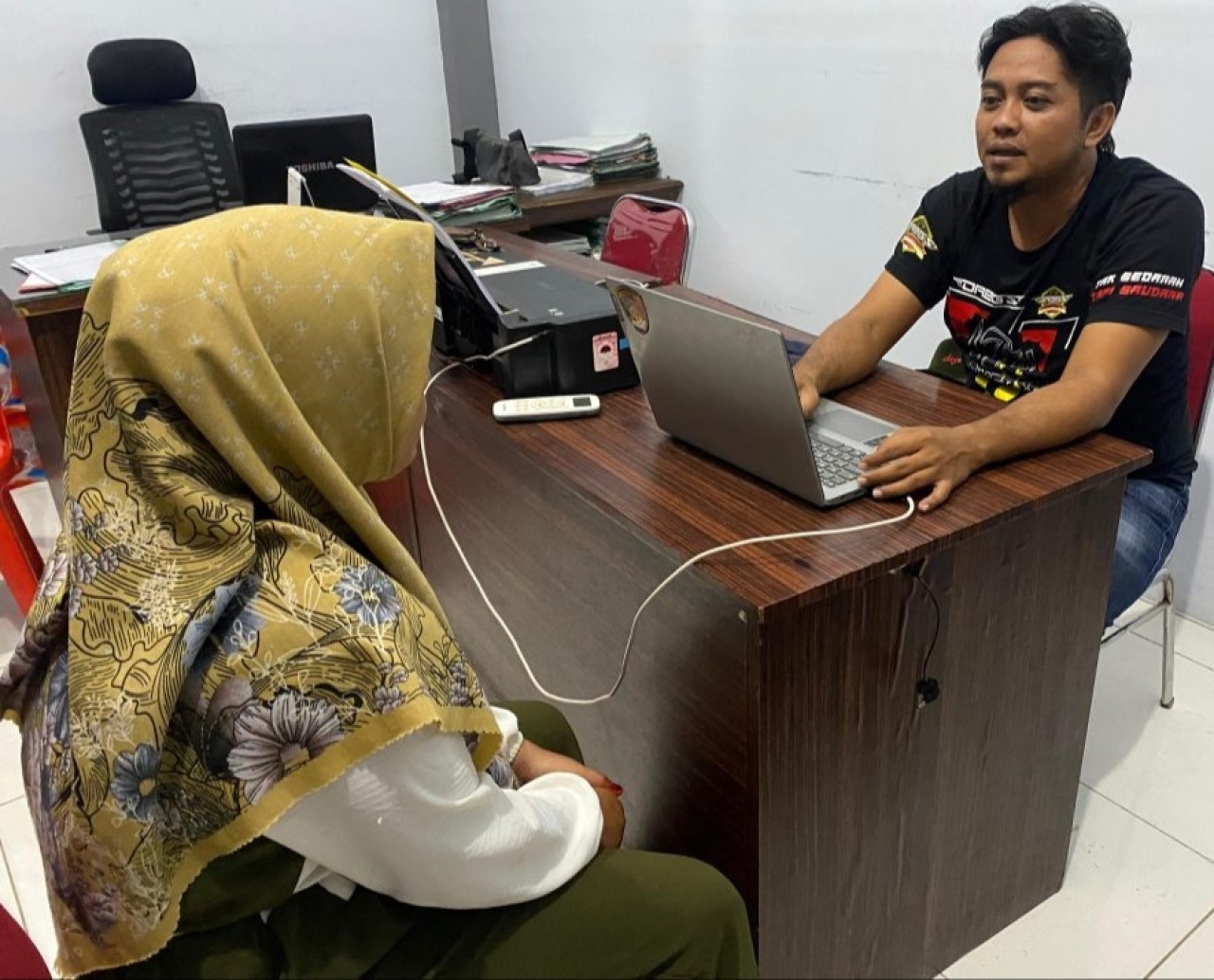 Tersangka F saat diperiksa di Polres Sampang. (Foto: Fathor Rahman/jatimnow.com)