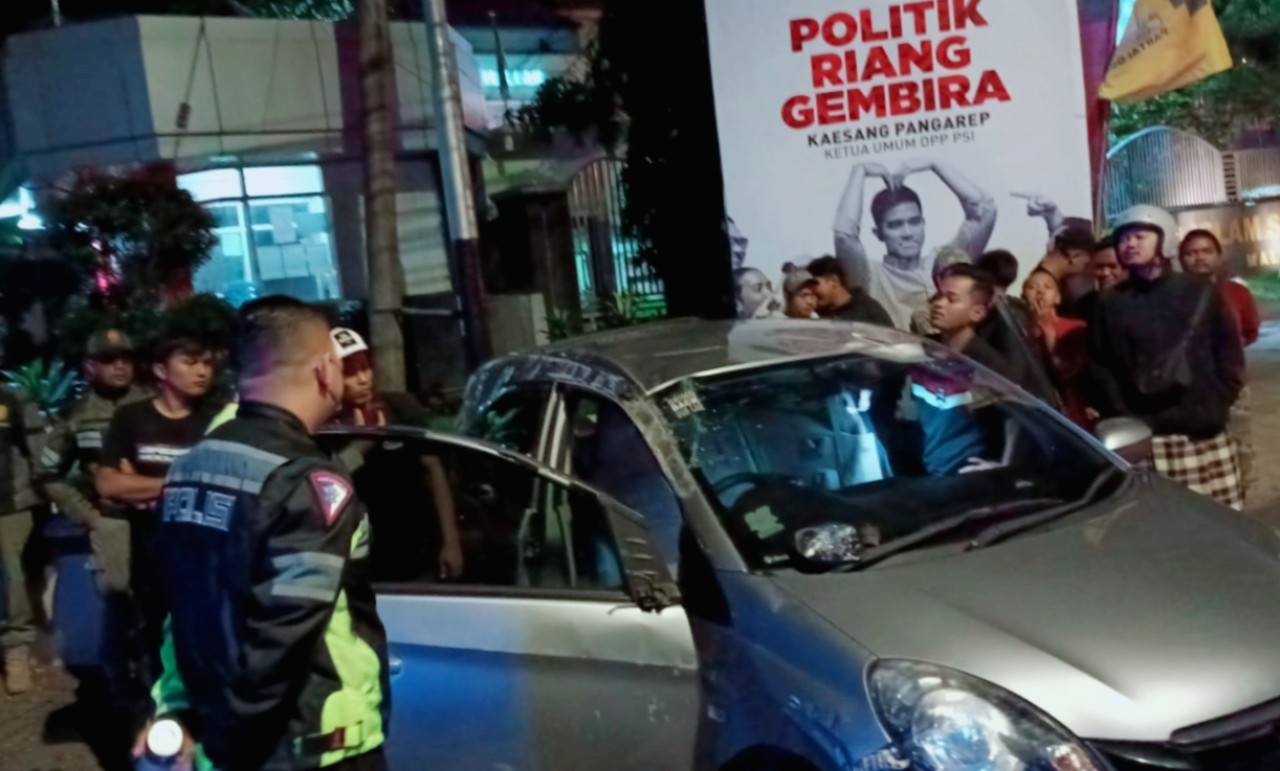 Honda Brio dengan nomor polisi DK 1108 HB yang menabrak pohon di pinggir jalan hingga terbalik. (Foto : Satlantas Polresta Malang for jatimnow.com)/jatimnow.com)