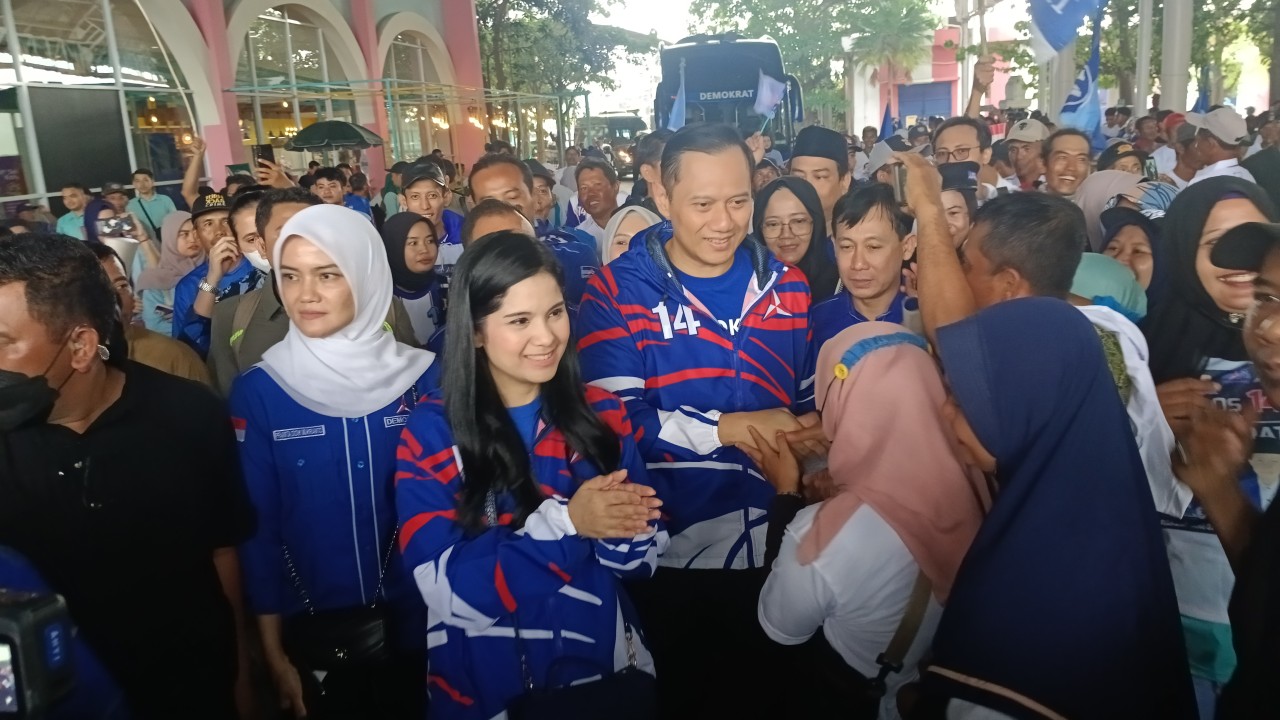 Ketua Umum Partai Demokrat Agus Harimurti Yudhoyono bersama Istri Anisa Yudhoyono saat menyapa masyarakat di Kabupaten Bojonegoro. (Foto: Misbahul Munir/jatimnow.com)