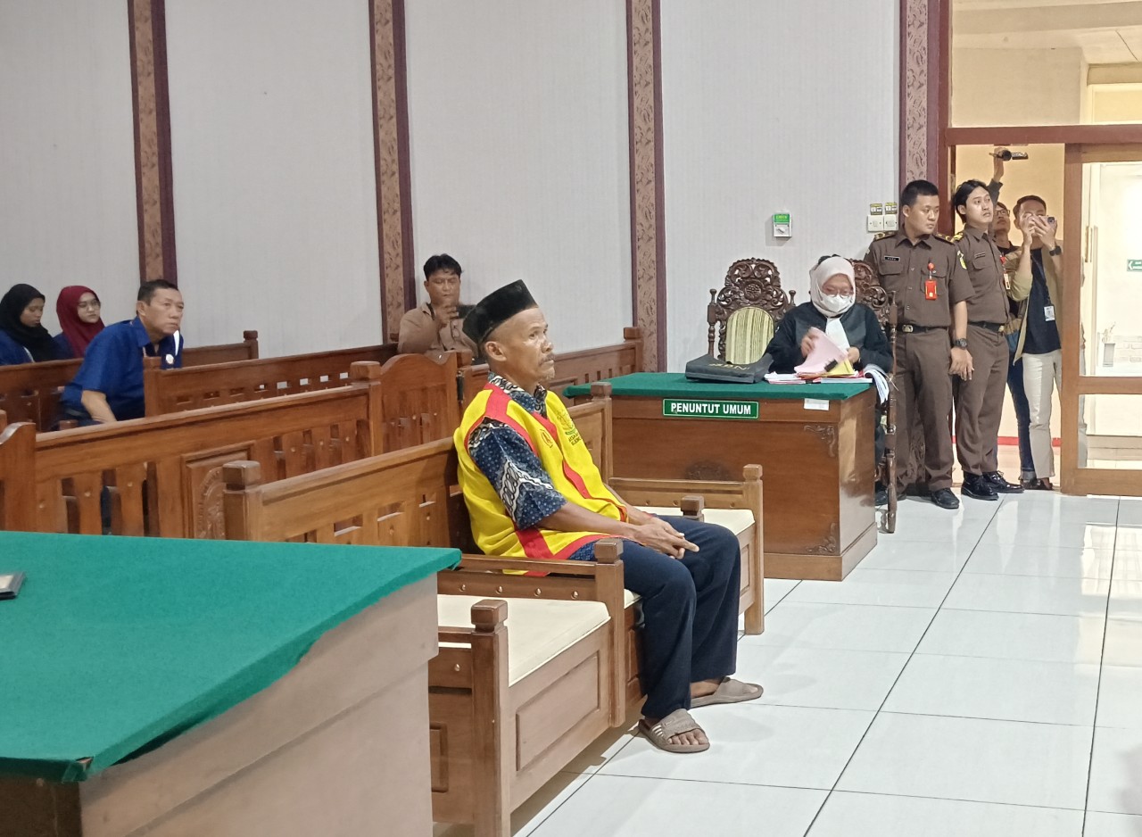 Kakek Suyatno asal Desa Pandantoyo saat duduk di kursi pesakitan karena dituding mencuri ayam milik kepala desa. (Foto: Misbahul Munir/jatimnow.com)