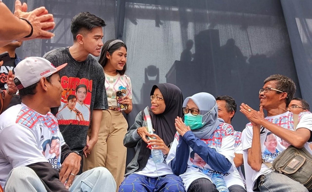 Kaesang saat menemui kaum disabilitas di kampanye Partai Solidaritas Indonesia (PSI) di parkir timur GOR Sidoarjo. (Foto-foto: Ahaddiini HM/jatimnow.com)