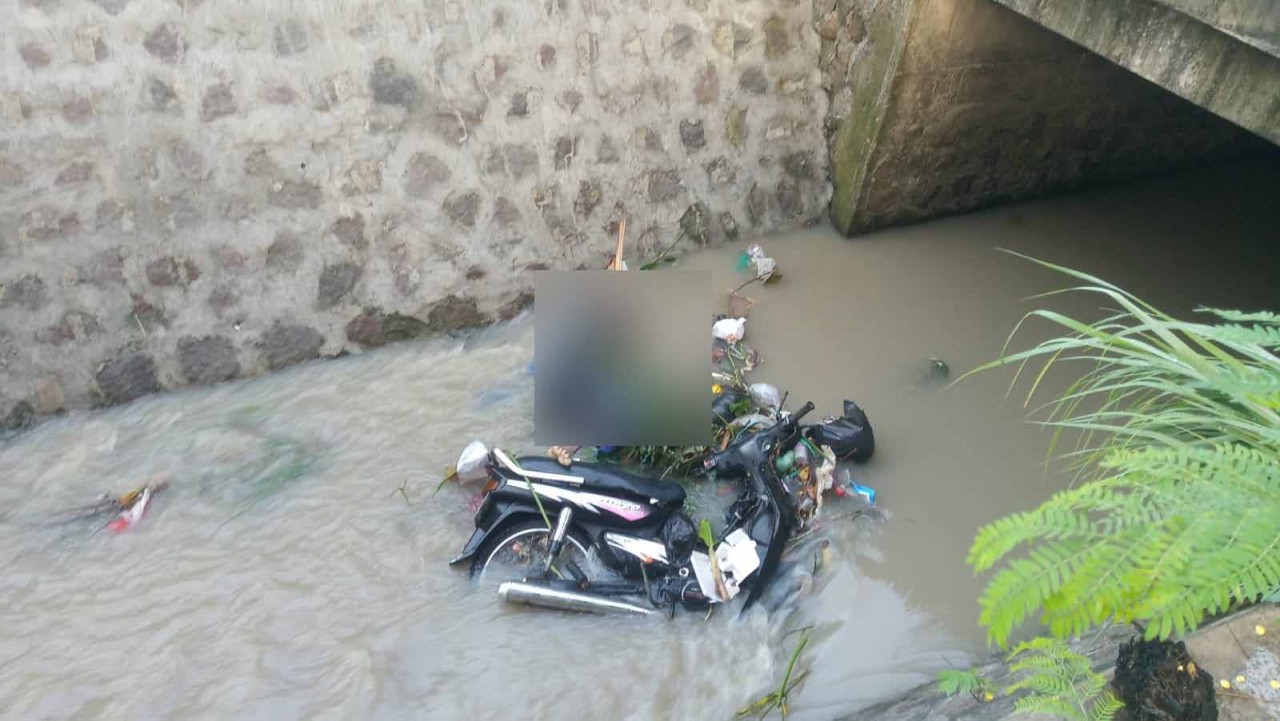 Korban bersama motornya ditemukan di Sungai Ngambakan. (Foto: Polsek Sumoroto for jatimnow.com)