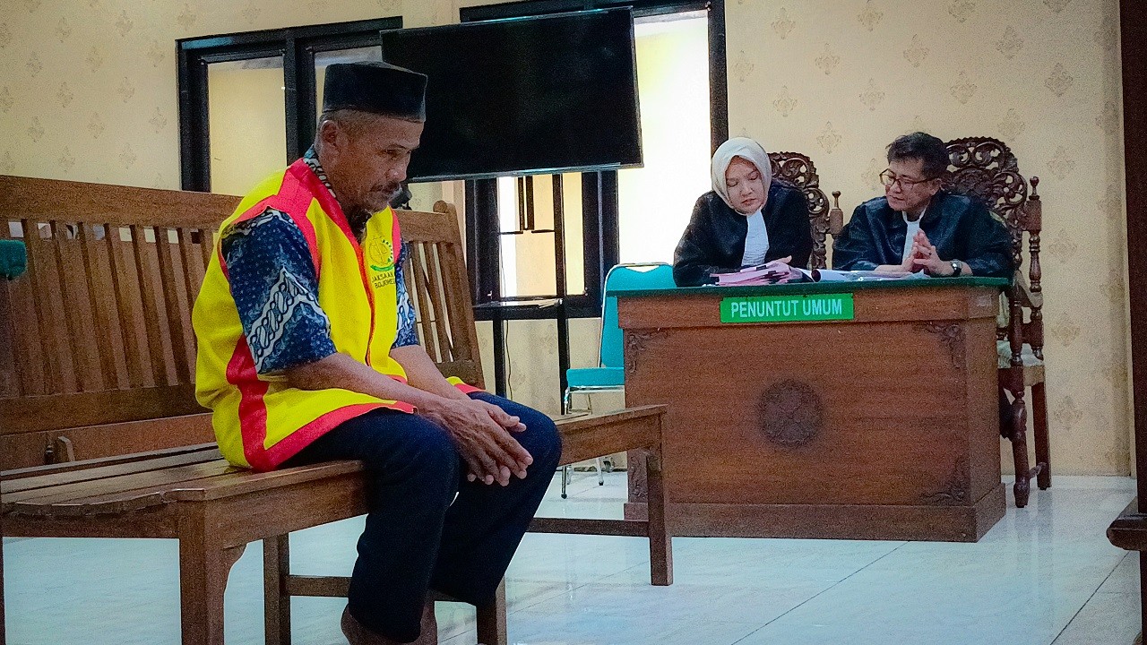 Kakek Suyatno tertunduk lesu di hadapan majelis hakim Pengadilan Negeri Bojonegoro (Foto: Misbahul Munir/jatimnow.com)
