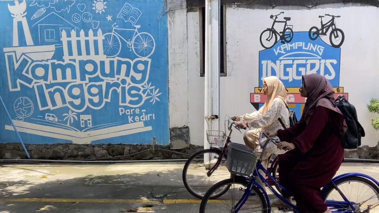 Pelajar di Kampung Inggris Pare bersepeda usai kelas. (Foto: Yanuar Dedy/jatimnow.com)