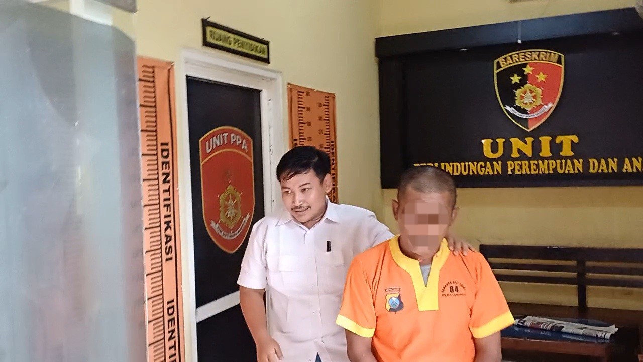 Tersangka pencabulan sesama jenis pelajar SMP di Lamongan. (Foto : Adyad Ammy Iffansah/jatimnow.com)