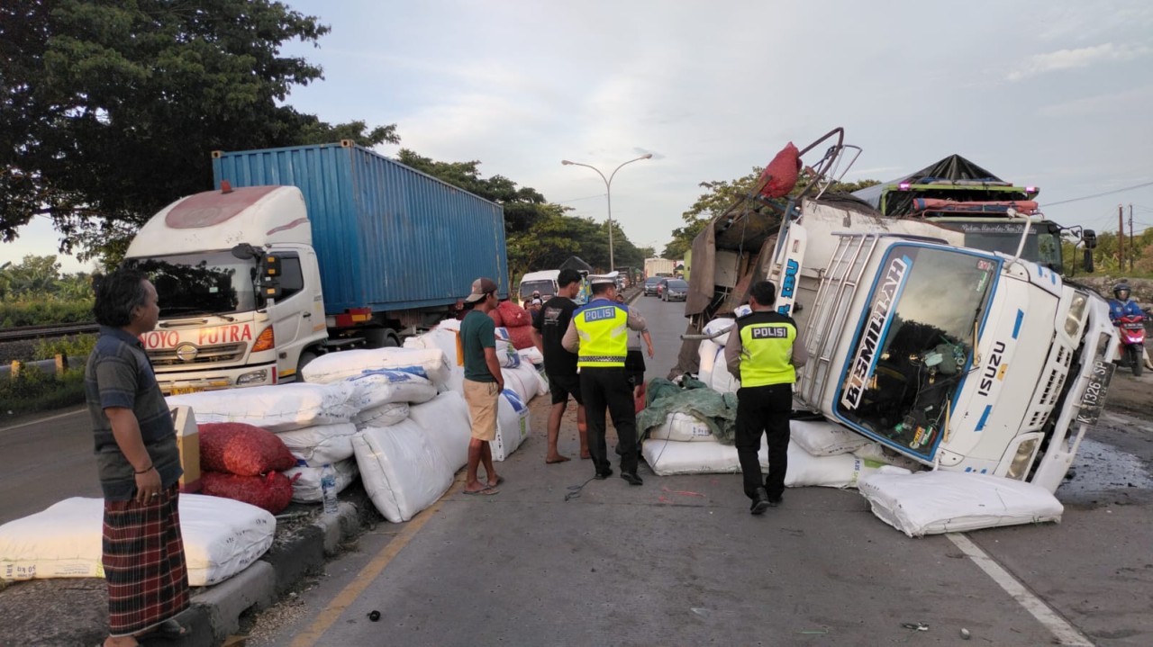 Kecelakaan karambol di Lamongan, truk dengan posisi malang di jalan dilakukan evakuasi oleh Polantas Lamongan. (Foto : Gakkum Polres Lamongan for jatimnow.com)