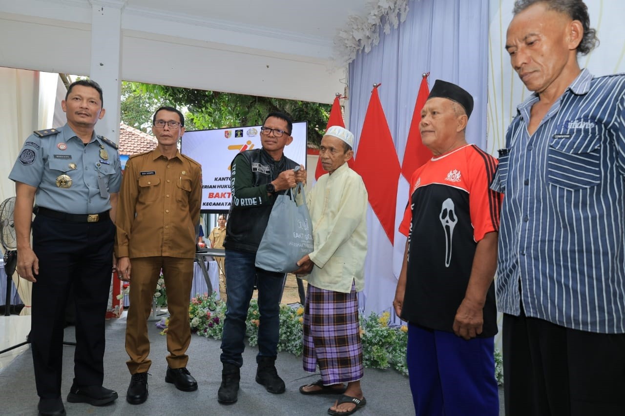 Kakanwil Kemenkumham saat memberikan bingkisan baksi sosial dalam rangka Hari Bhakti Imigrasi ke-74 di Jember. (Foto: Humas Kemenkumham Jatim for jatimnow.com))