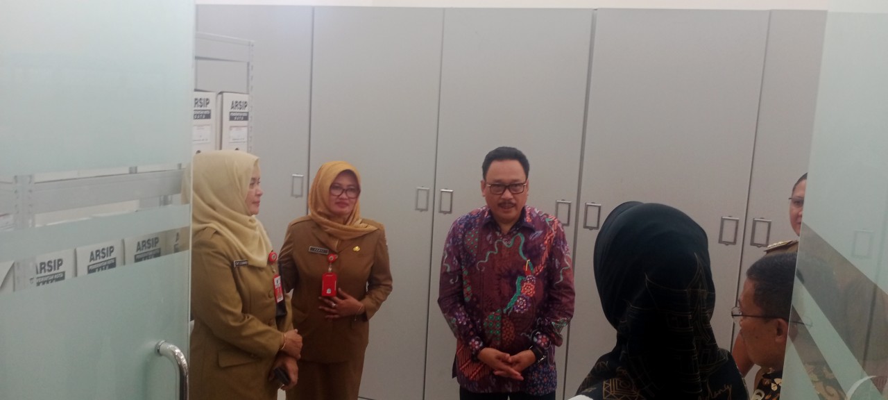 Kepala Arsip Nasional Republik Indonesia Imam Gunarto saat meninjau gedung baru dari Depo Arsip Kota Batu pada Selasa (16/1/2024). (Foto: Gerhana/jatimnow.com)