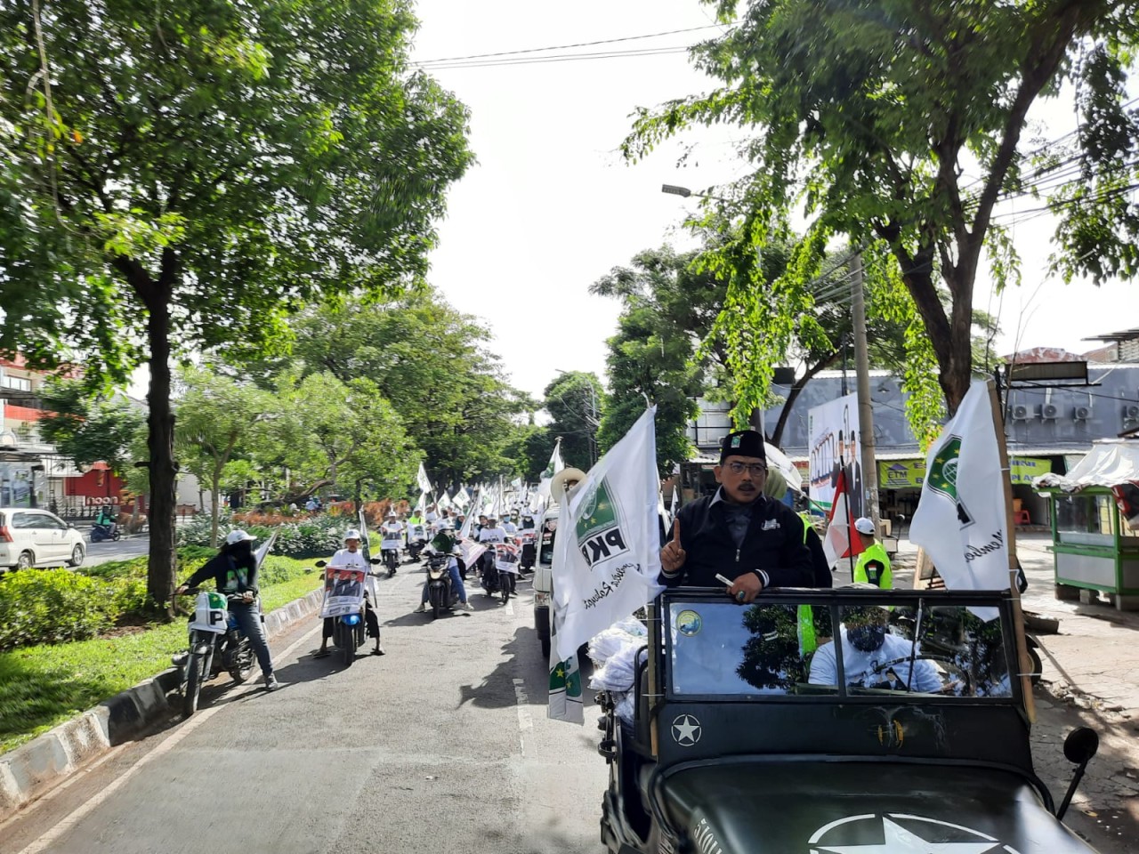 Simpatisan bersama DPC PKB Surabaya sisir kandang banteng kampanyekan AMIN hingga ke kampung-kampung Kota Surabaya.(foto: Totok for jatimnow.com)