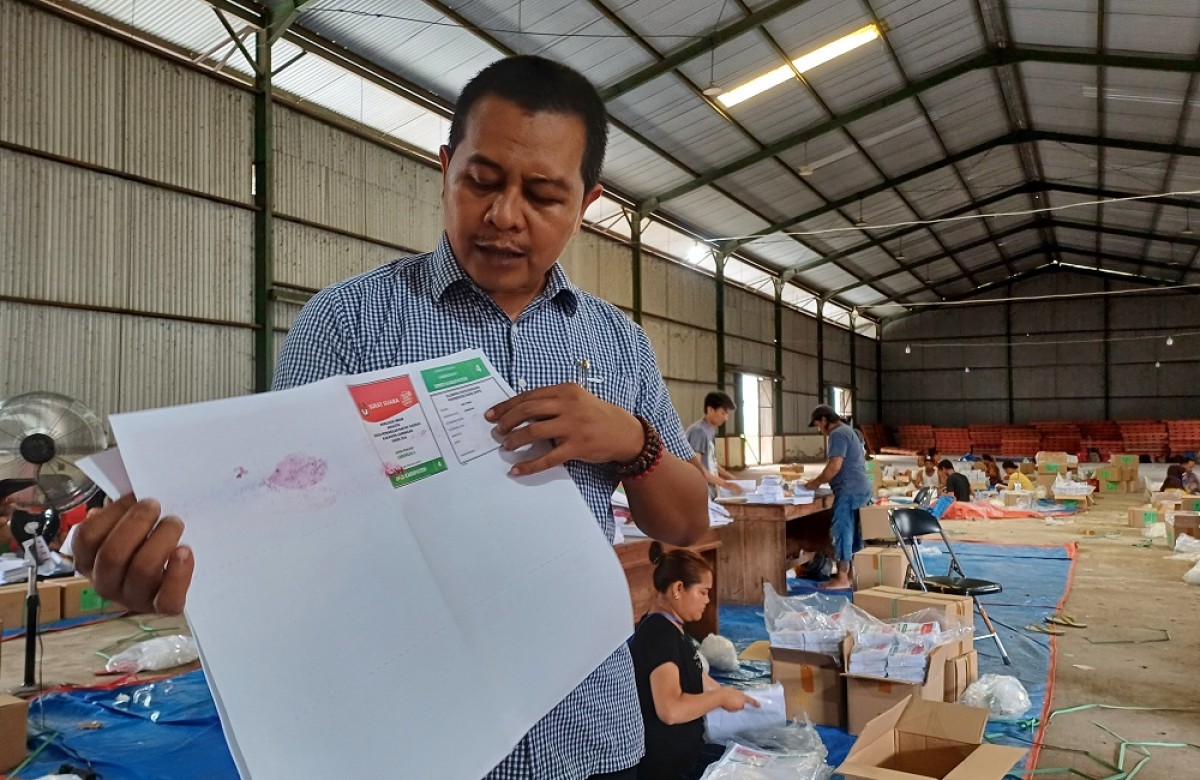 KPU Lamongan Kebut Lipat-Sortir Surat Suara, Temukan 234 Kerusakan