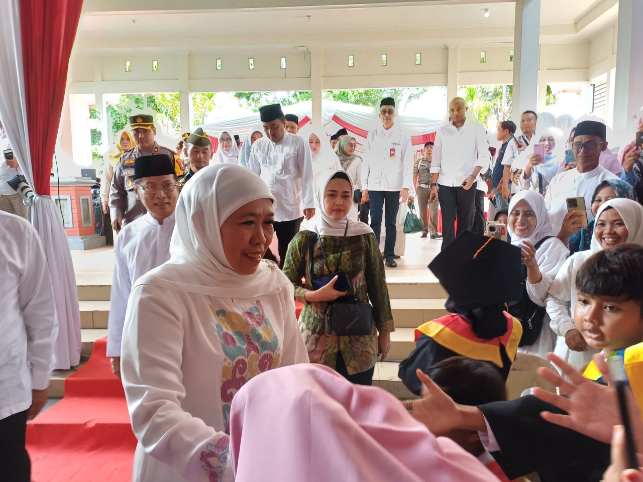 Gubernur Jatim, Khofifah Indar Parawansa saat menghadiri wisuda Gerakan Lamongan menghafat Al-Quran. (Foto : Adyad Ammy Iffansah/jatimnow.com)