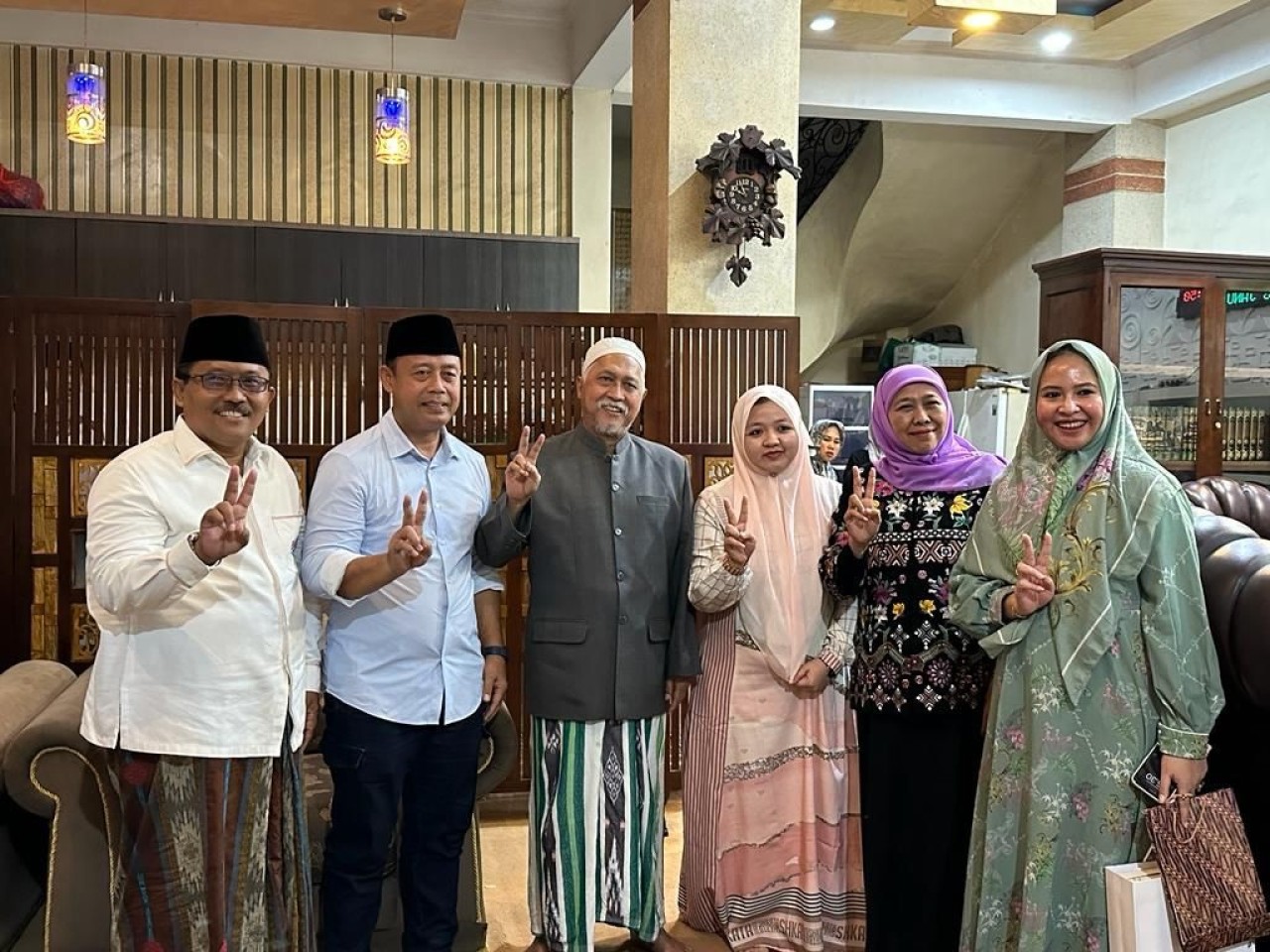 Gubernur Jatim Khofifah bersama Pengasuh Ponpes Sidogiri KH Ahmad Fuad Noerhasan dan Ketua TKD Jatim Boedi Prijo mengacungkan salam 2 jari untuk Prabowo-Gibran.