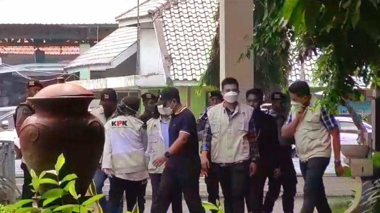 Petugas KPK menggeledah rumah dinas Bupati Sidoarjo. (Foto: Ahaddiini HM/jatimnow.com)