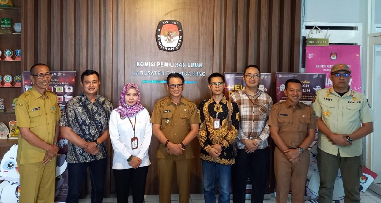 Pj Bupati Tulungagung, Heru Suseno bersama Komisoner KPU Tulungagung. (Foto: Bramanta Pamungkas/jatimnow.com)