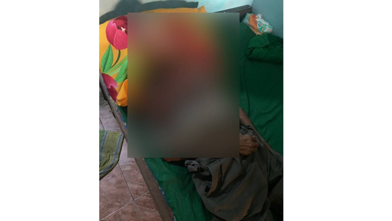 Petugas saat mengevakuasi korban yang meniggal di eks lokalisasi Tulungagung. (Foto: Dok Polres Tulungagung for jatimnow.com)