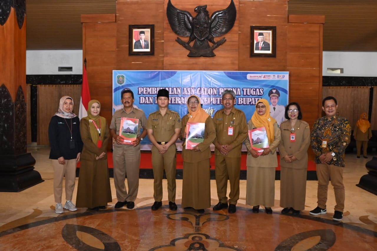 Bupati Trenggalek, Mocahamad Nur Arifin saat menyerahkan SK pensiunan kepada 85 PNS. (Foto: Dok Prokopim Trenggalek for jatimnow.com)